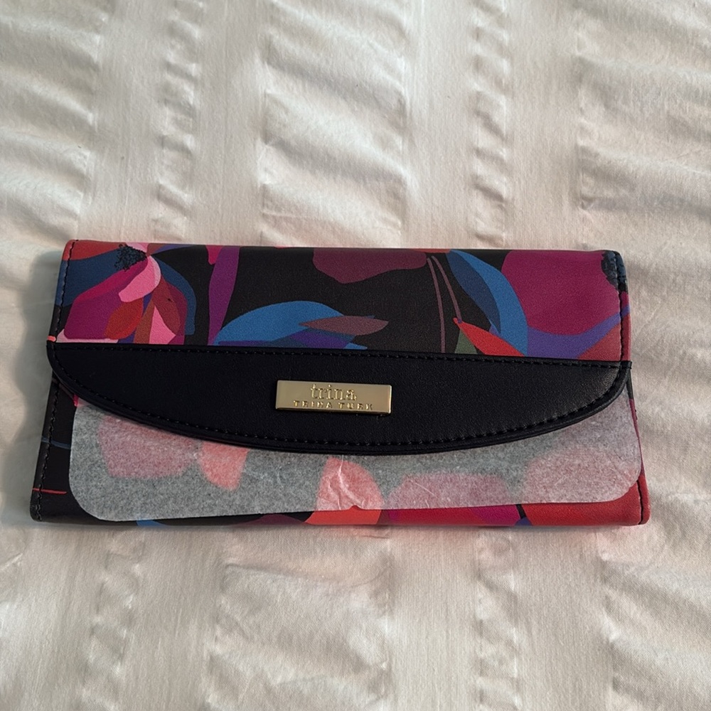 NWT Trina Turk Black Floral Wallet msrp 48 - Picture 4 of 6